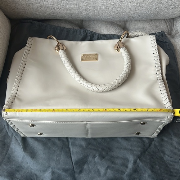St. John Vanilla/Gold Hand bag. - Picture 8 of 9